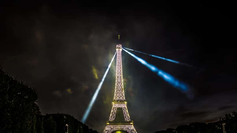 Feu d'artifice du 14 Juillet devant la Tour Eiffel au Champ de Mars à Paris