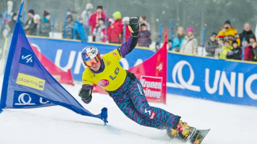 Benjamin Karl en action lors de la Coupe du monde FIS de snowboard slalom géant parallèle à Jauerling