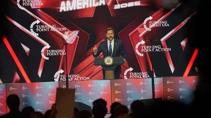 JD Vance taler på scenen under AmericaFest 2025, amerikansk visepresident