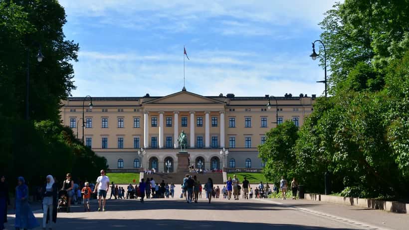 Det kongelige slott i Oslo, symbol på norsk kongehus og kongelige beskytterskap