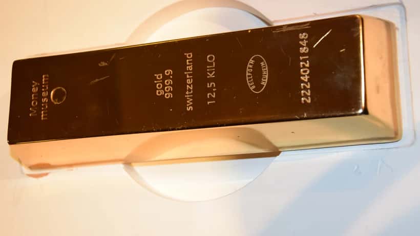 Lingot d'or au Musée de la Monnaie suisse, métal précieux brillant