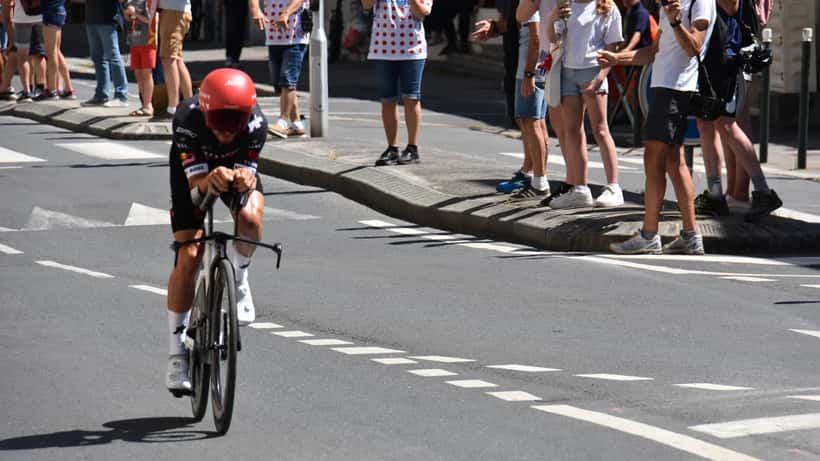 Julian Alaphilippe på racercykel under en enkeltstart i Tour de France