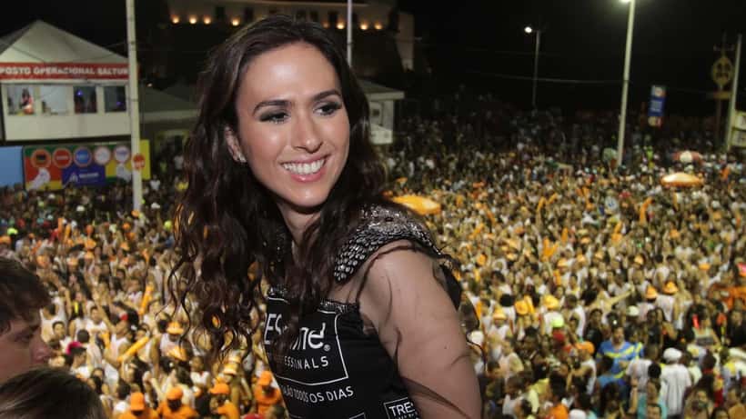 Tatá Werneck sorrindo em evento público, apresentadora que revelou suas crises de ansiedade