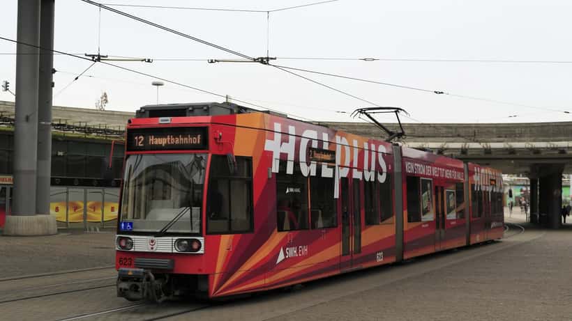 Riebeckplatz in Halle an der Saale mit Straßenbahn und Stadtumbau