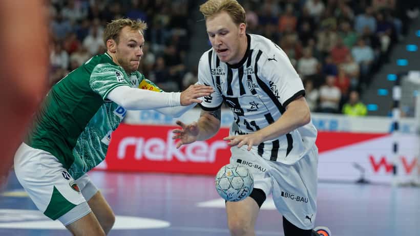 Håndboldspillere i aktion under Super Cup-kamp 2025 fotograferet med handheld-kamera