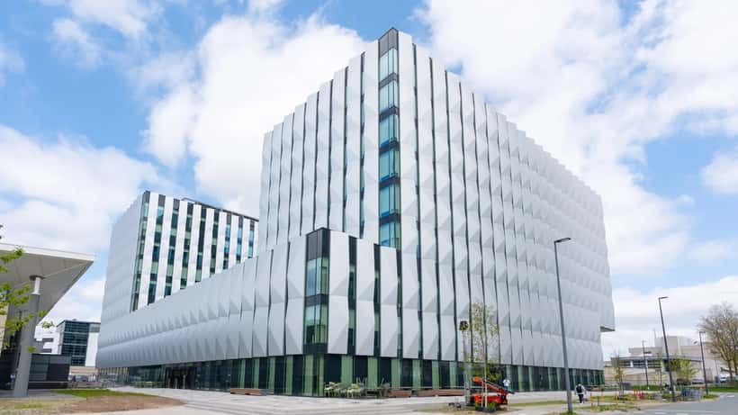 ASML gebouw in Eindhoven, hoofdkantoor van chipfabrikant die 1700 banen schrapt in 2026