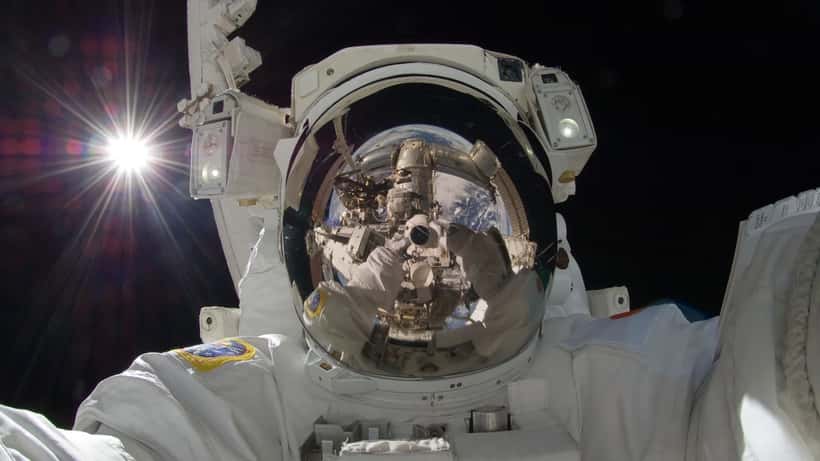 Astronauta realizando un paseo espacial en el exterior de la Estación Espacial Internacional