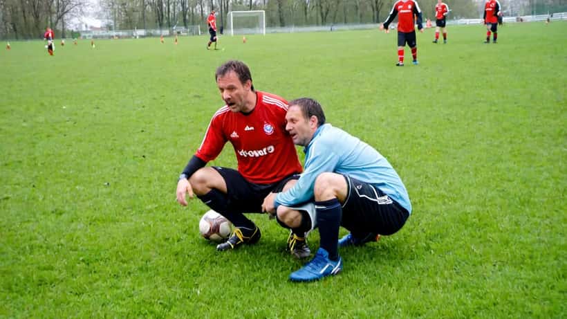 Österreichischer Hobbyfußballer mit Knieverletzung auf einem Frühjahrsplatz in Wien