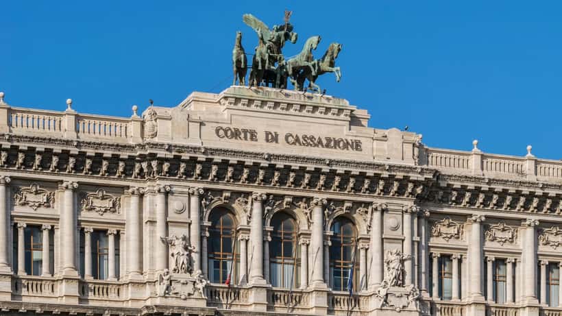 Palazzo di Giustizia, vista esterna di un tribunale italiano in pietra chiara