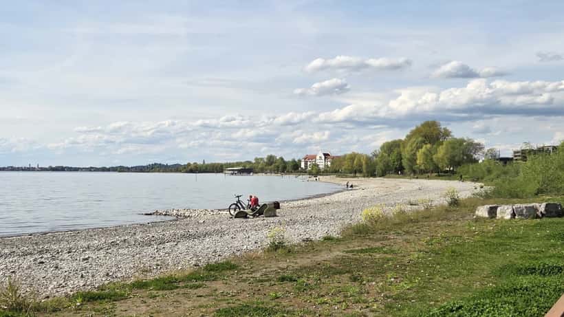 Freigelgter Bodensee-Ufer bei Bregenz zeigt extremes Niedrigwasser mit trockenem Seeboden