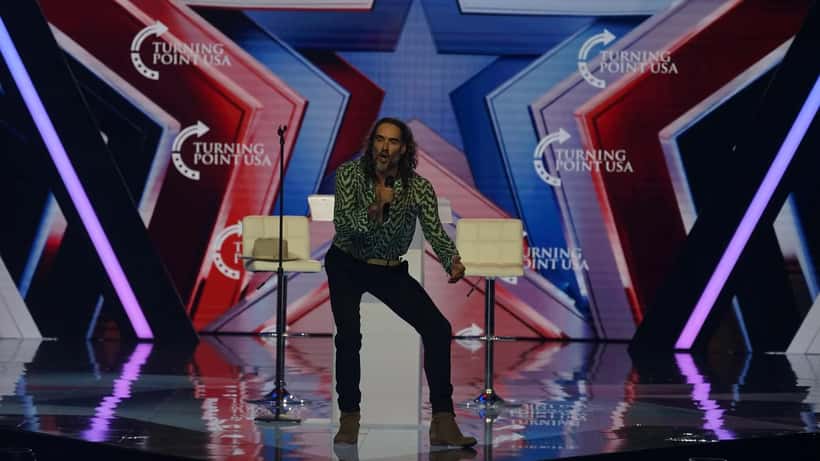 Russell Brand durante una aparición pública en AmericaFest 2025