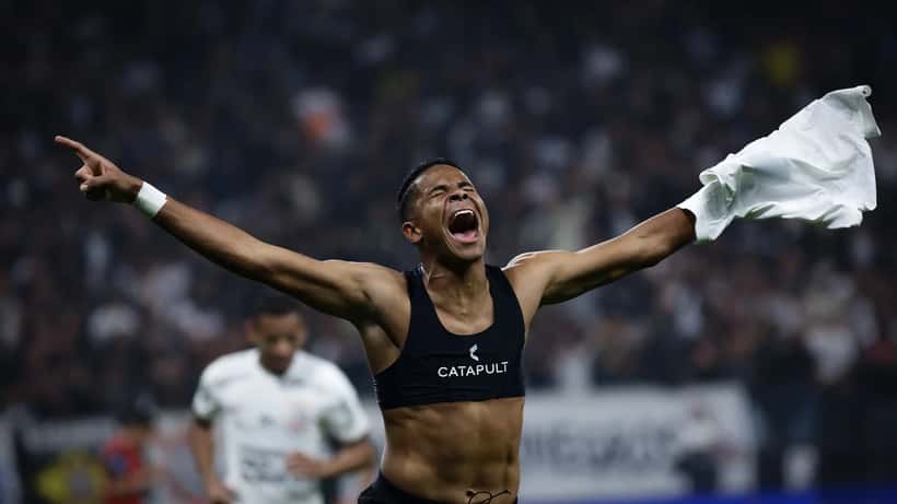 Jogo de futebol na Copa Sul-Americana 2026, partida decisiva em estádio com adeptos