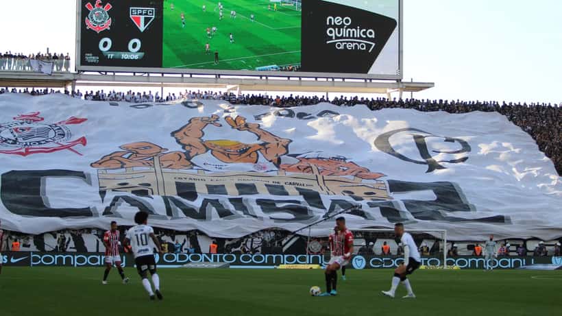 Adeptos do São Paulo FC no estádio Neo Química Arena durante jogo do Brasileirão