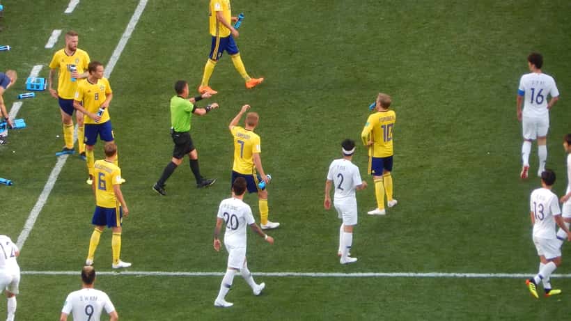 Árbitro revisando pênalti em partida de futebol via VAR no Brasileirão 2026