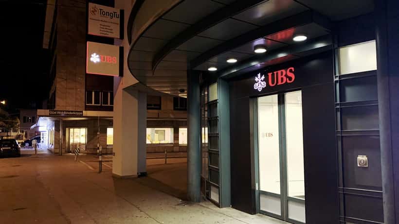 Agence UBS dans le quartier Altstetten à Zurich, avec l'enseigne bien visible