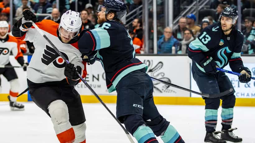 Travis Sanheim des Flyers de Philadelphie percuté lors d'un match de hockey sur glace