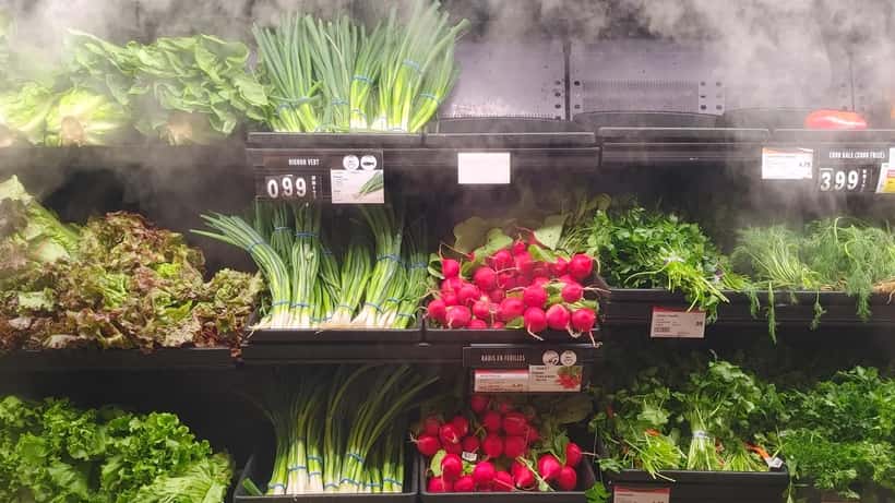 Épicerie IGA Atwater à Montréal avec clients et paniers