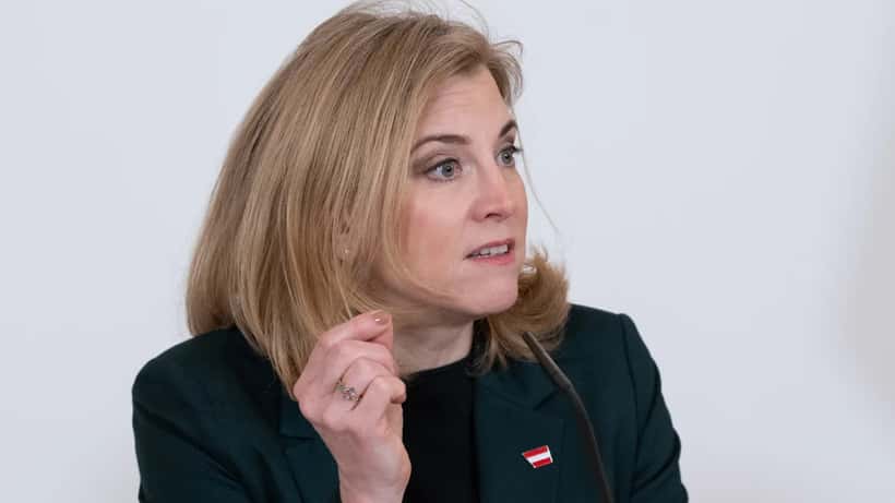 Außenministerin Beate Meinl-Reisinger beim Pressefoyer nach dem Ministerrat 2026