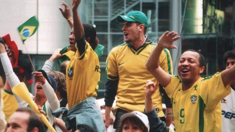Supporters brésiliens en tenue jaune et verte lors d'un match de football au Mondial 2026