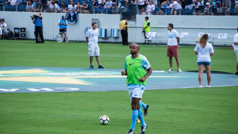 Vincent Kompany als Kapitän beim Fußballspiel