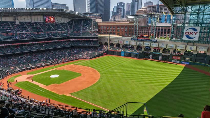 Vista interior del estadio Minute Maid Park de los Houston Astros en Houston Texas durante un partido de béisbol