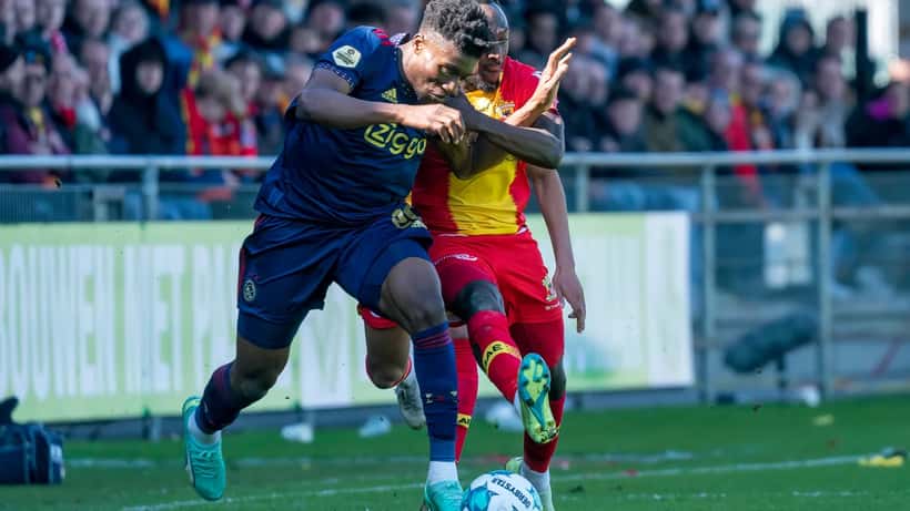 Joueurs d'Ajax en action lors d'un match de football, illustrant la médecine sportive de haut niveau