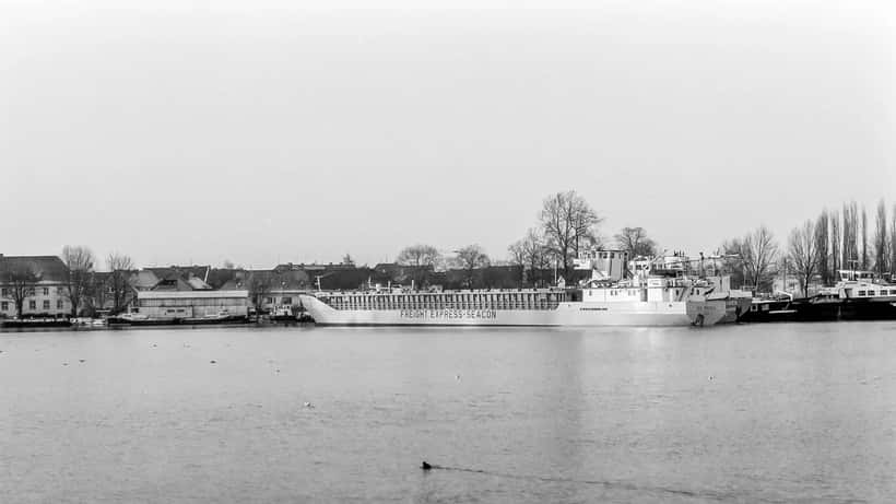 Navire cargo dans un port commercial illustrant les sanctions maritimes contre la Russie