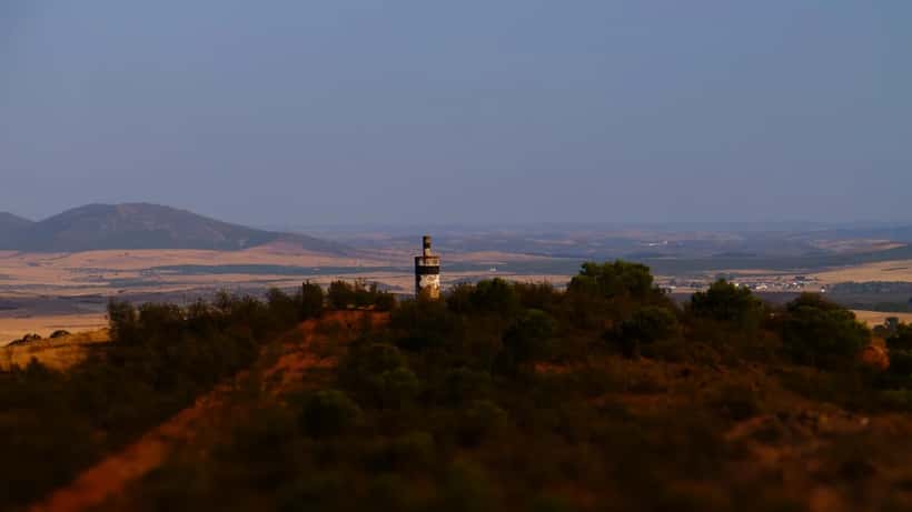 Paisagem rural do Alentejo com campos abertos e vegetação mediterrânica em Portugal