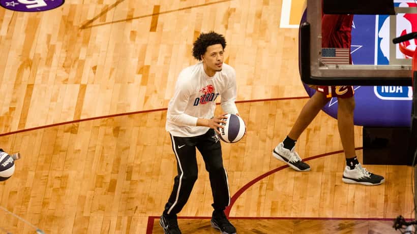 Cade Cunningham en action sur le terrain de basketball