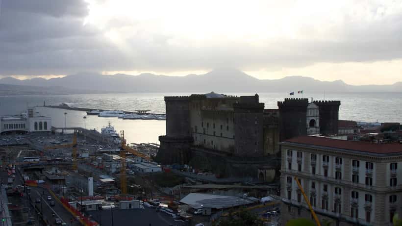 Il Castel Nuovo di Napoli visto dal porto con il golfo sullo sfondo