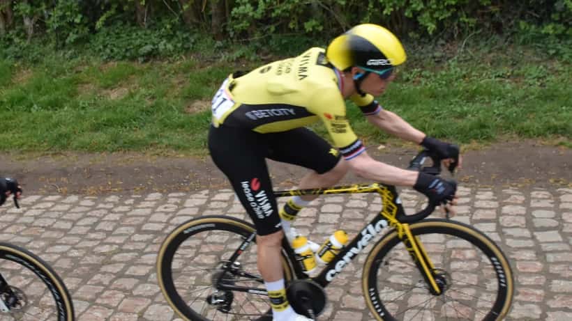 Dylan van Baarle fietst in profwielrenner tenue bij Paris-Roubaix 2025