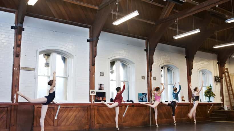 Enfants en cours de danse en studio