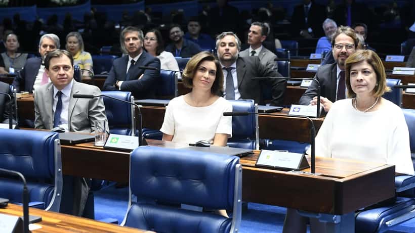 Jornalistas brasileiros da TV Globo em estúdio de telejornalismo