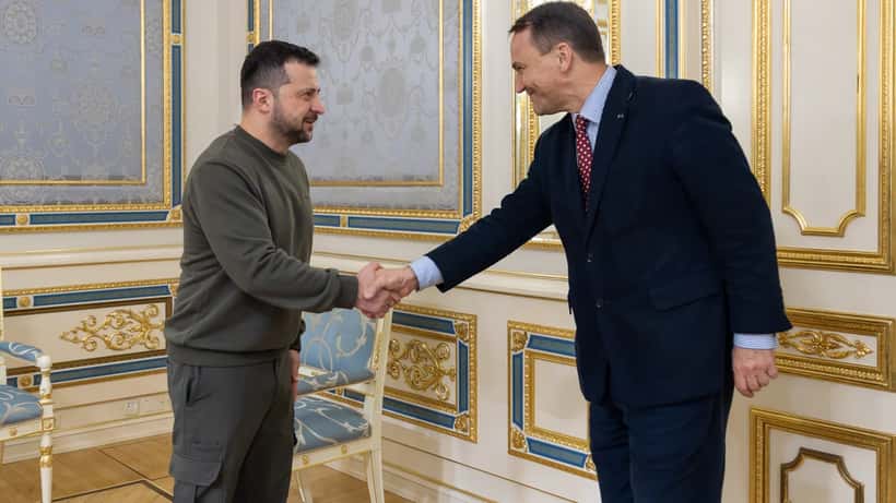 Presidentti Volodymyr Zelenskyy tapaa Puolan ulkoministerin Radosław Sikorski puolustusyhteistyöneuvotteluissa
