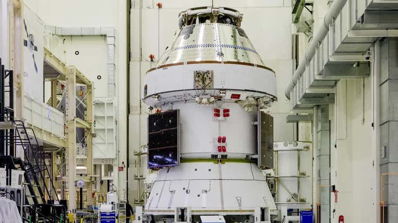 Capsule Orion Artemis II avec les ailes solaires installées, préparation mission lunaire NASA 2026