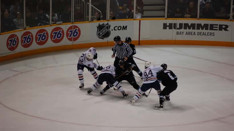 Joueurs des San Jose Sharks lors d'un match NHL, illustrant les enjeux des contrats sportifs professionnels