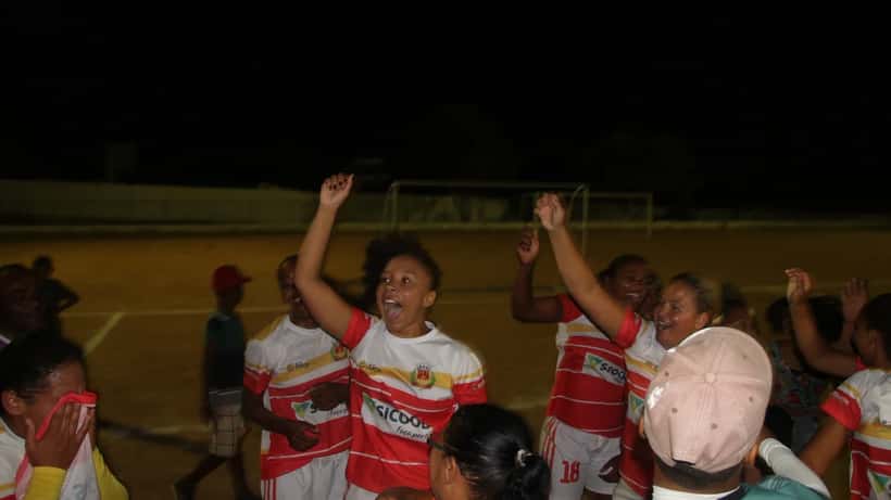 Jogadoras de futebol feminino em ação na Copa Jacuípe de Futebol Feminino no Brasil
