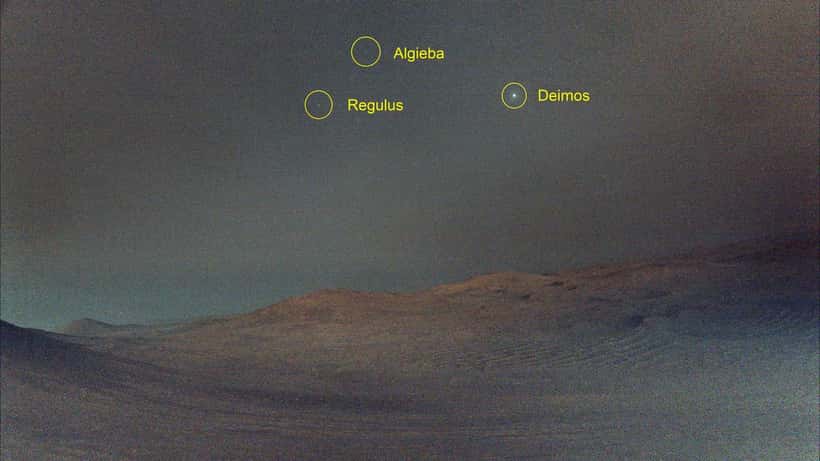 Marte ao amanhecer capturado pelo rover Perseverance da NASA, com a lua Deimos visível no céu marciano antes do nascer do sol