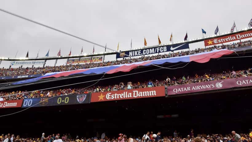 Camp Nou vol met supporters tijdens een FC Barcelona LaLiga wedstrijd