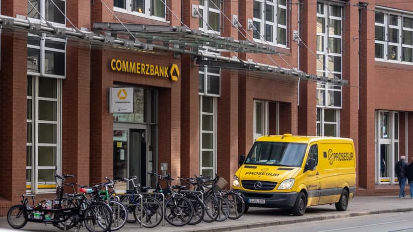 Commerzbank-Geldtransporter vor einer Commerzbank-Filiale in Bremen
