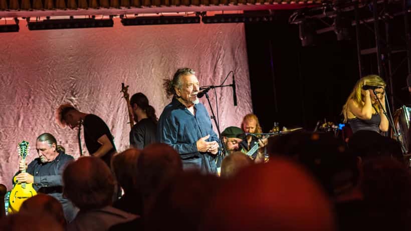 Robert Plant esiintyy lavalla 2025 – ikääntyvälle äänelle terveydelliset haasteet