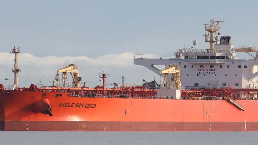 Navio petroleiro de petróleo bruto navegando em mar aberto