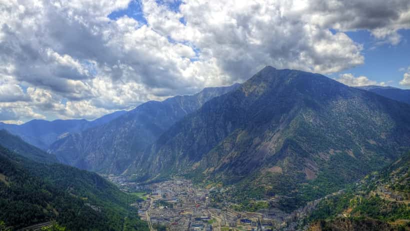 Vue panoramique d'Andorre-la-Vella avec montagnes pyrénéennes en arrière-plan
