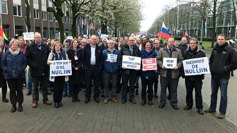 Stakende rijksambtenaren voor overheidsgebouw in Den Haag met FNV-vakbondsborden