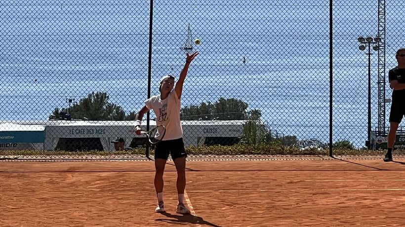 Holger Rune på tennisbanen i aktion