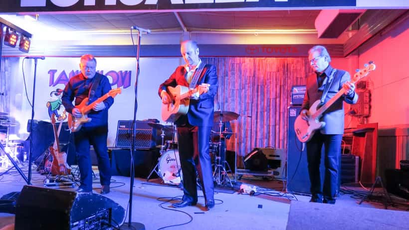 Agents yhtye lavalla konsertissa