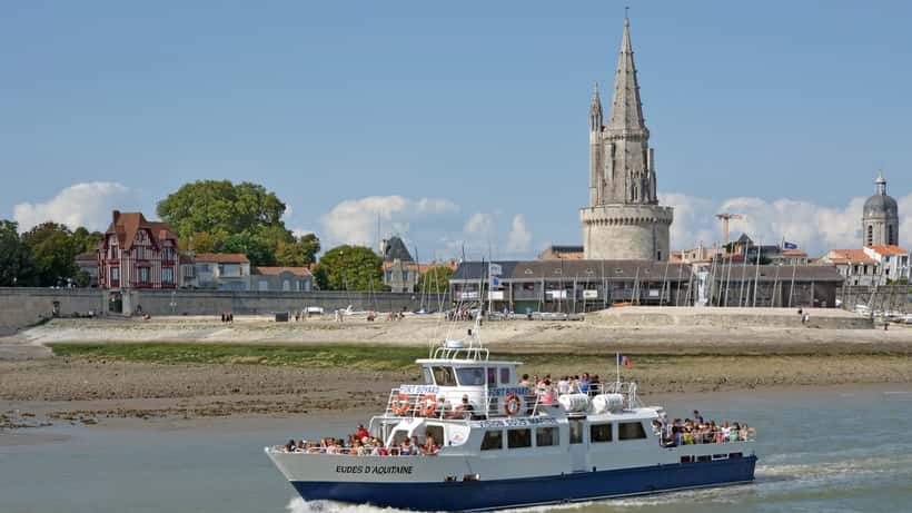 Vue du vieux port de La Rochelle et de la Tour de la Lanterne en été 2026