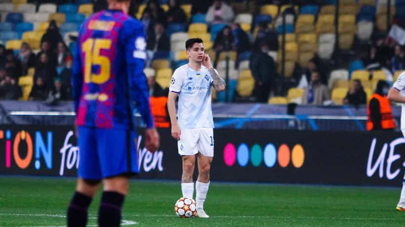 Clément Lenglet em ação pelo FC Barcelona no jogo contra o Dínamo de Kiev em 2021