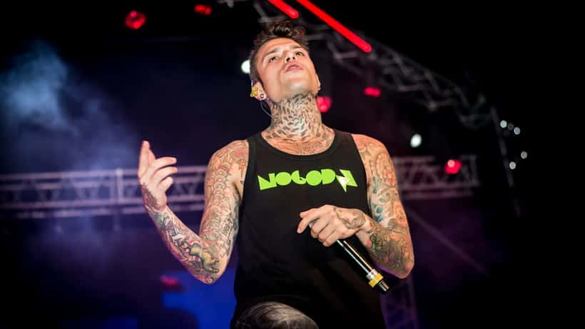Fedez sul palco durante un concerto