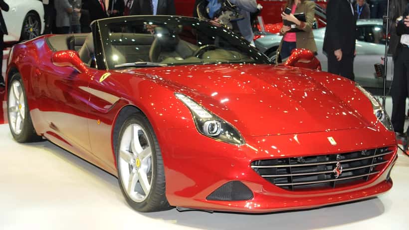 Ferrari California T luksus superbil i rødt – symbol på Ferraris elektriske fremtid